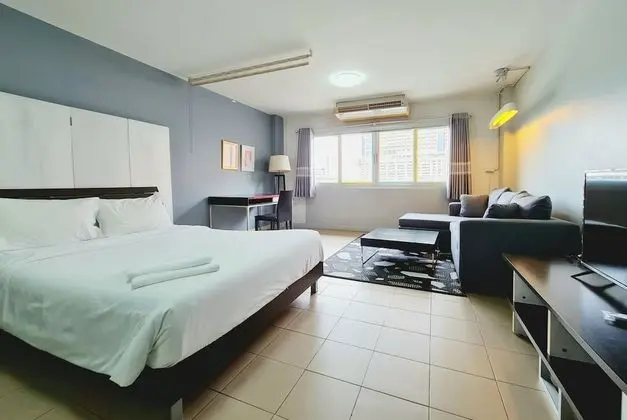 Icon Siam View Studio Apartment: Queen Bed + Sofa Bed + Working Desk + Non-smoking