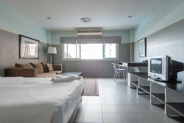 Icon Siam View Studio Apartment: Queen Bed + Sofa Bed + Working Desk + Non-smoking