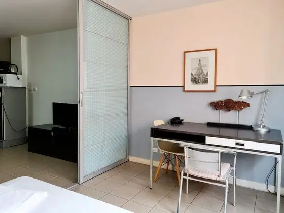 Icon Siam View Studio Apartment: Queen Bed + Sofa Bed + Working Desk + Non-smoking
