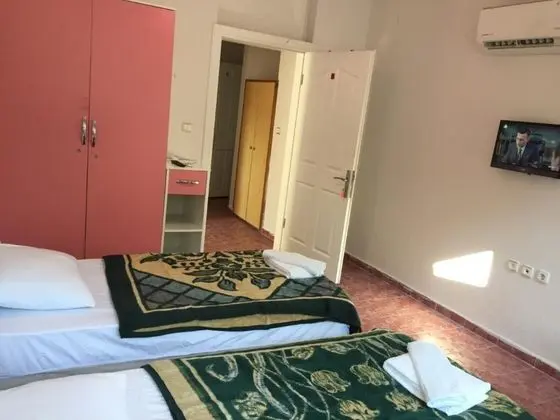 Suite-Iki Yatak Odalı, Havuz Manzaralı, Balkonlu