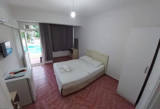 Suite-Iki Yatak Odalı, Havuz Manzaralı, Balkonlu