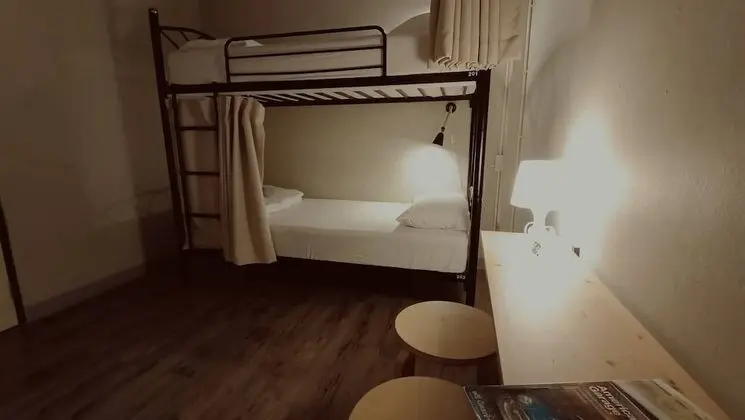 Dört Kişilik Oda, Sigara İçilmez, Ortak Banyo