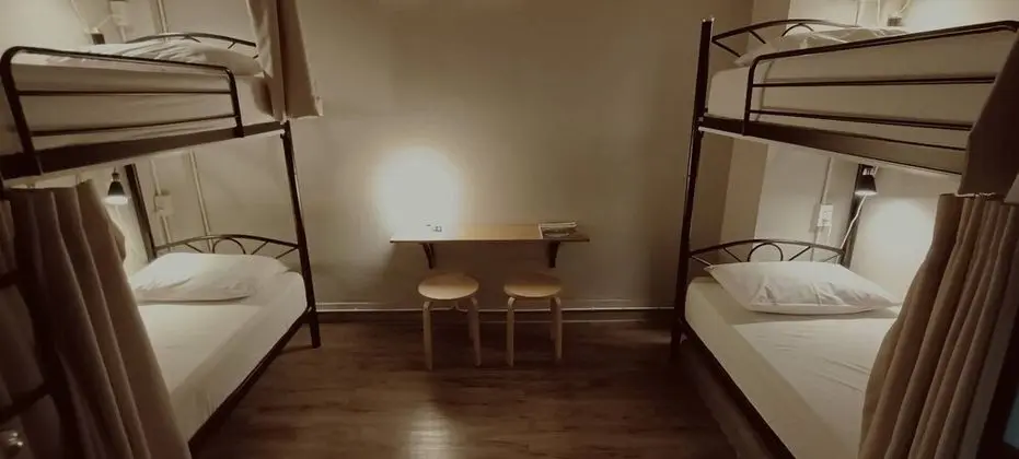 Dört Kişilik Oda, Sigara İçilmez, Ortak Banyo