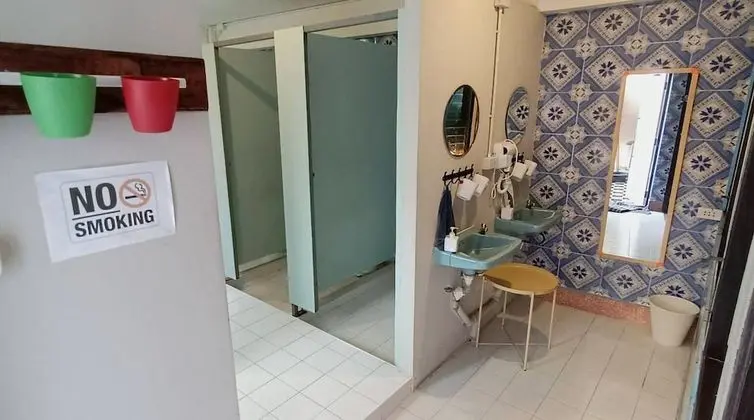 Dört Kişilik Oda, Sigara İçilmez, Ortak Banyo