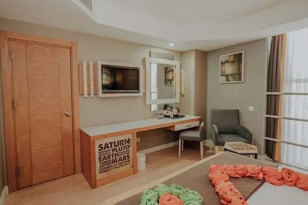 Junior Tek Büyük veya İki Ayrı Yataklı Oda