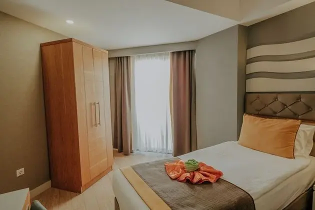 Junior Tek Büyük veya İki Ayrı Yataklı Oda
