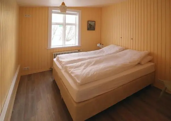 Tek Büyük veya İki Ayrı Yataklı Oda, Ortak Banyo (1)