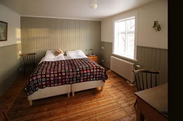 Tek Büyük veya İki Ayrı Yataklı Oda, Ortak Banyo (2)