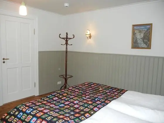 Tek Büyük veya İki Ayrı Yataklı Oda, Ortak Banyo (2)