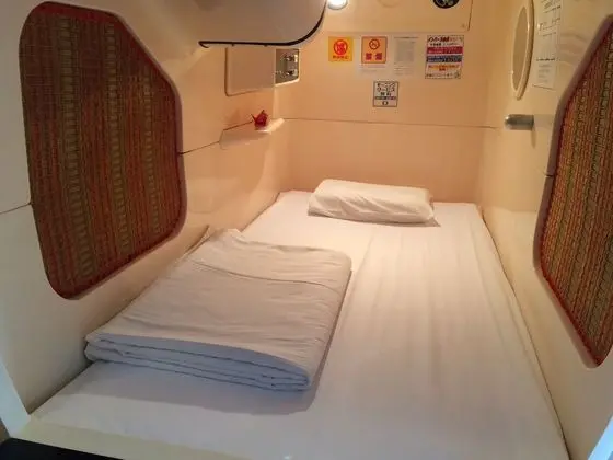 Oda, Sadece erkekler için, Sigara İçilmez (Capsule-Style)
