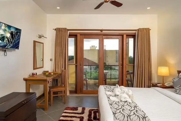 Deluxe Tek Büyük Yataklı Oda, Balkon, Havuz Manzaralı (Free 1 way Airport - Pick up)