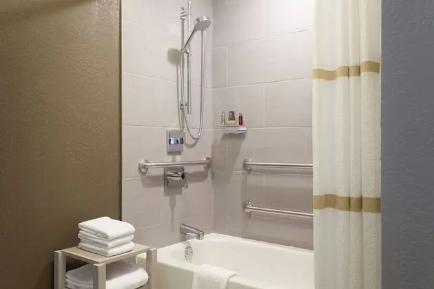 Oda, 1 En Büyük (King) Boy Yatak (Mobility Accessible, Tub)