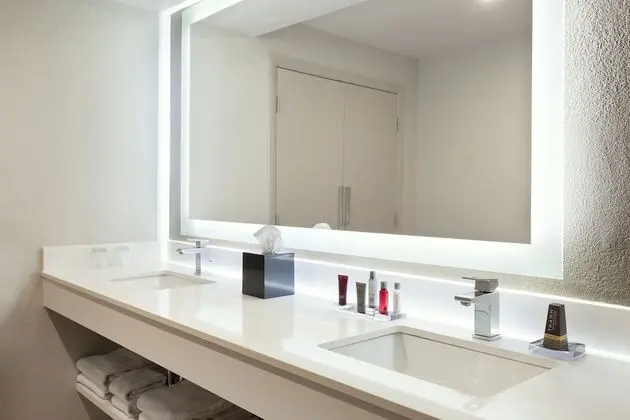 Oda, 2 Büyük (Queen) Boy Yatak