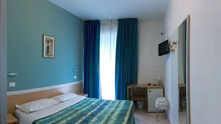 Basic Büyük Yataklı Tek Kişilik Oda