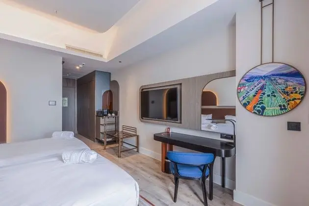 Standard Room with Balcony, Canal View