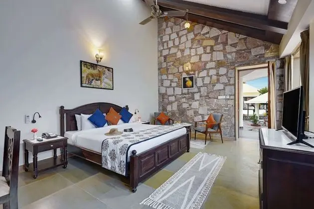 Kır Evi, Havuz Manzaralı