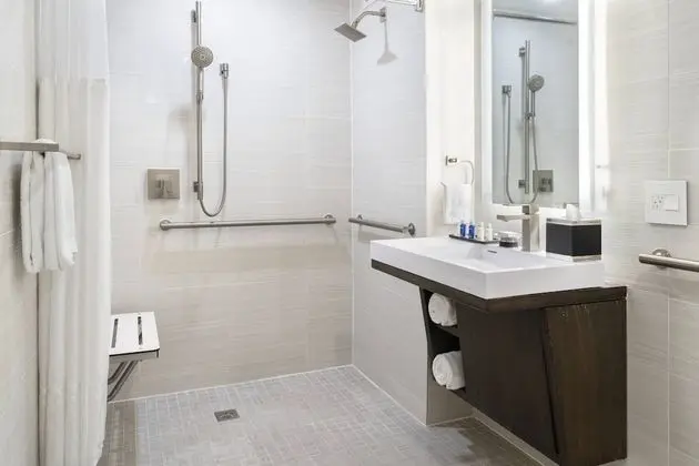 Oda, 2 Çift Kişilik Yatak, Kule (Mobility Accessible, Roll-In Shower)