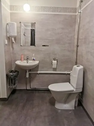 Üç Kişilik Oda, Ortak Banyo