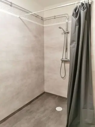 Üç Kişilik Oda, Ortak Banyo