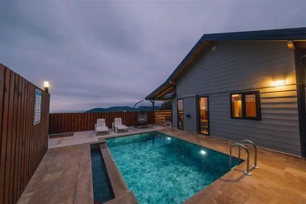 Bungalow 2+1 Oda, Kısmi Göl Manzaralı, Özel Havuzlu