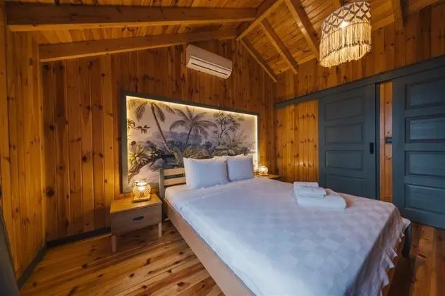 Bungalow 2+1 Oda, Kısmi Göl Manzaralı, Özel Havuzlu