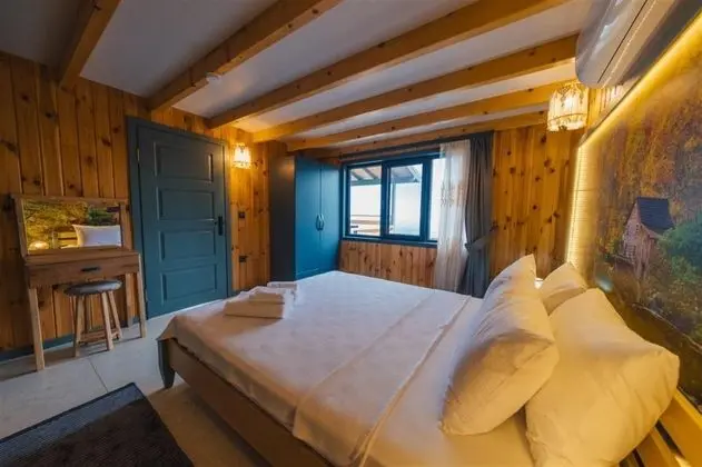 Bungalow 2+1 Oda, Kısmi Göl Manzaralı, Özel Havuzlu