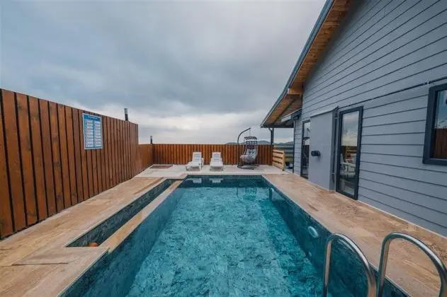 Bungalow 2+1 Oda, Kısmi Göl Manzaralı, Özel Havuzlu