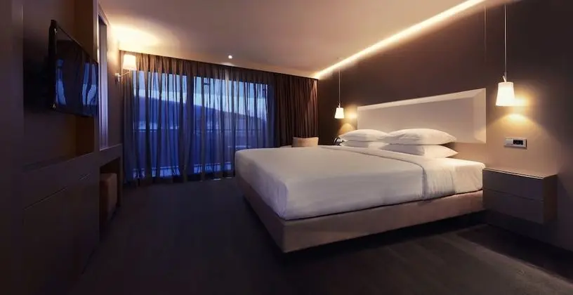 SAZ Suite with Panoramic City and Lake view