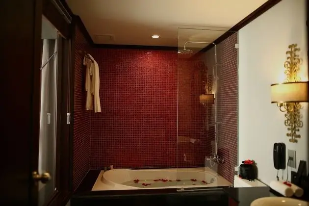 The Scarlett Suite