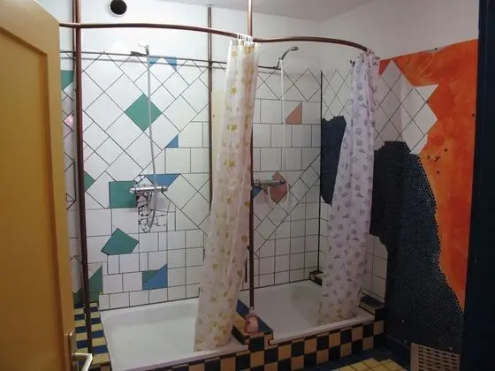 Dört Kişilik Oda, Ortak Banyo