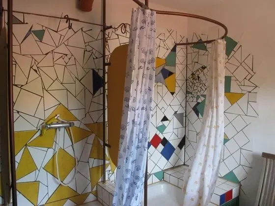 Dört Kişilik Oda, Ortak Banyo