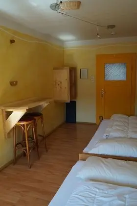 İki Ayrı Yataklı Oda, Ortak Banyo