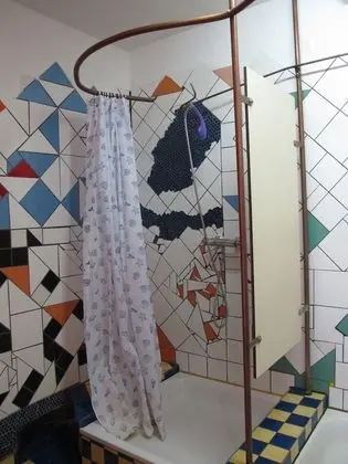 İki Ayrı Yataklı Oda, Ortak Banyo