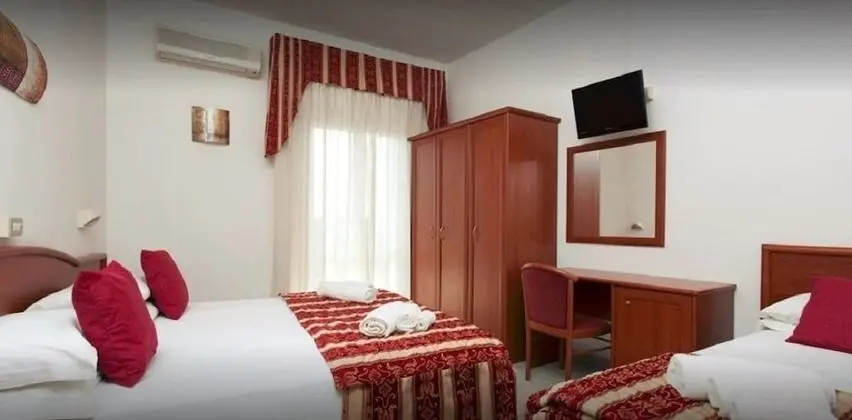 Üç Kişilik Oda
