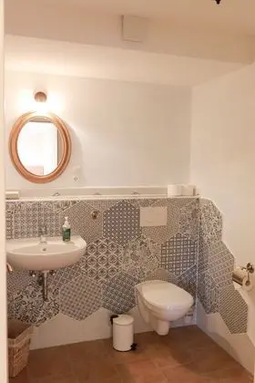İki Ayrı Yataklı Oda, Ortak Banyo