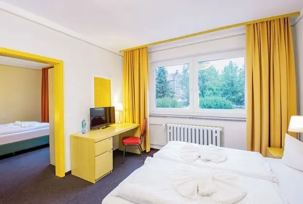 Family Oda, Ek Bina (Himmelsscheibe)