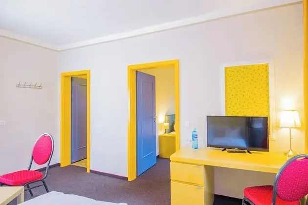 Family Oda, Ek Bina (Himmelsscheibe)