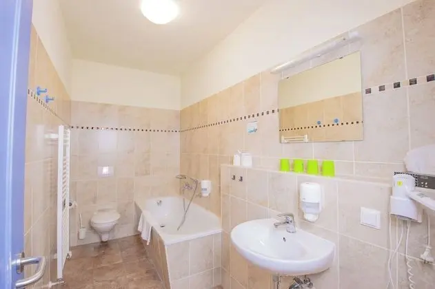 Family Oda, Ek Bina (Himmelsscheibe)