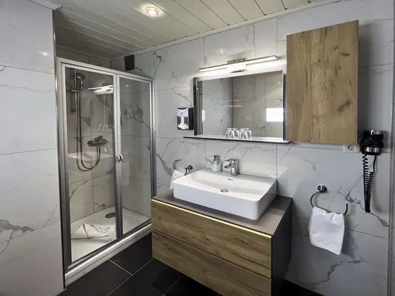 Comfort Tek Büyük Yataklı Oda, Balkon, Göl Manzaralı