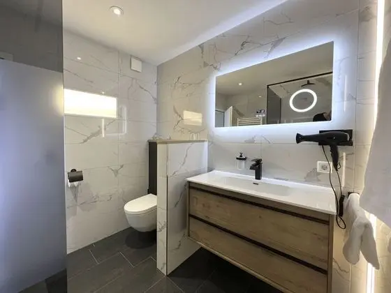 Comfort Tek Büyük Yataklı Oda, Balkon, Göl Manzaralı