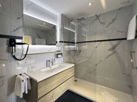 Comfort Tek Büyük Yataklı Oda, Balkon, Göl Manzaralı