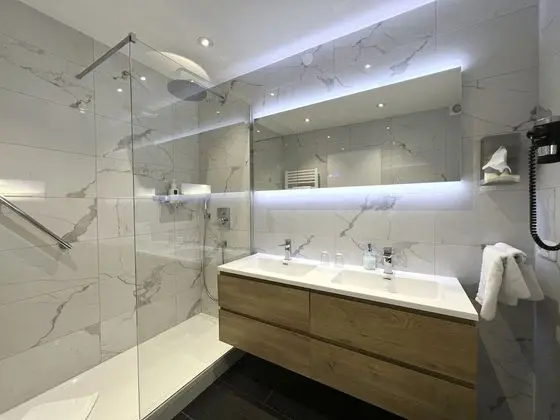 Comfort Tek Büyük Yataklı Oda, Balkon, Göl Manzaralı