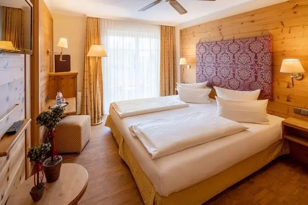 Comfort Tek Büyük Yataklı Oda, Balkon, Bahçe Manzaralı (Linderhof)