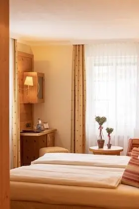 Comfort Tek Büyük Yataklı Oda, Balkon, Bahçe Manzaralı (Linderhof)