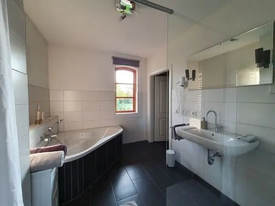 Deluxe Tek Büyük Yataklı Oda, Banyolu/Duşlu, Bahçe Manzaralı (#3 QueenMom im EG)