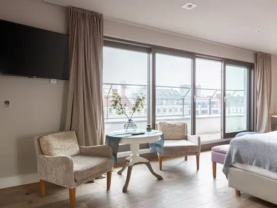 Suite M + rooftop terrace + city view