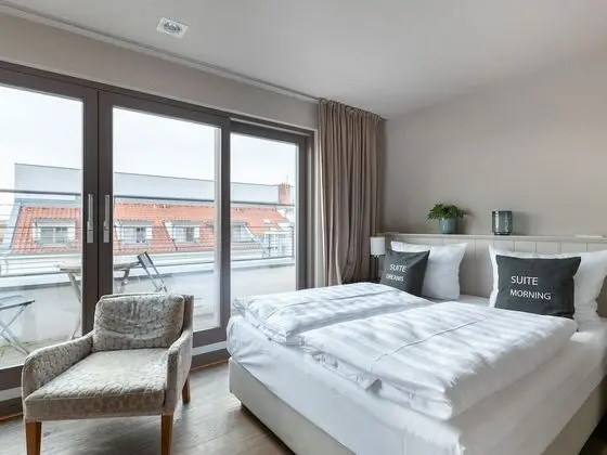 Suite S + balcony + city view