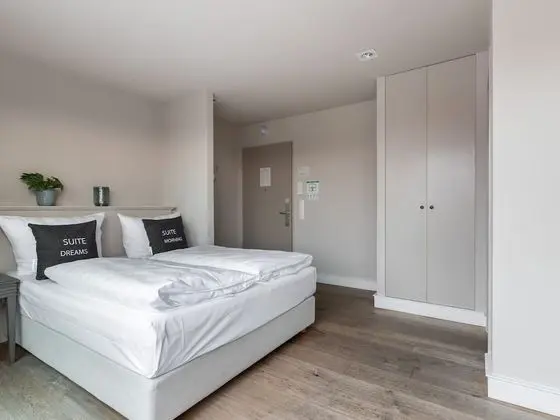 Suite S + balcony + city view