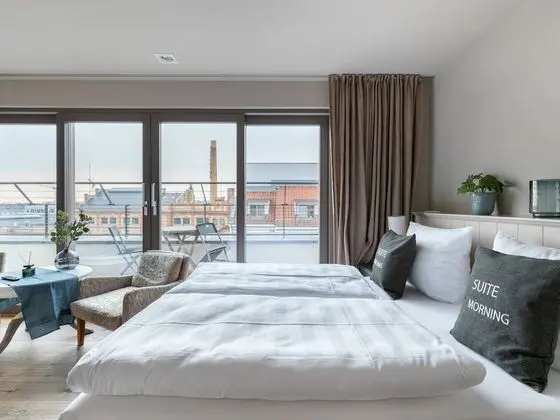 Suite S + balcony + city view