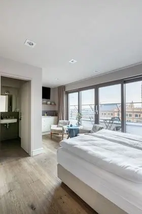 Suite S + balcony + city view